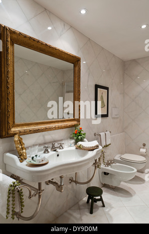 Scrofetta specchio incorniciato in marmo bagno rivestito Foto Stock