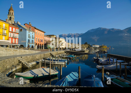 Villaggio alpino ascona con il blu del cielo e le montagne e un piccolo porto con barche in Ticino Svizzera, Europa Foto Stock