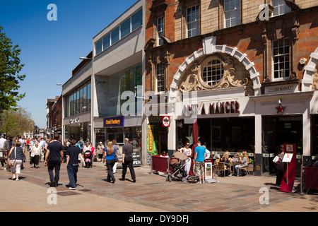 Regno Unito, Inghilterra, Norfolk, Norwich, shopper in Sciur a piedi Foto Stock