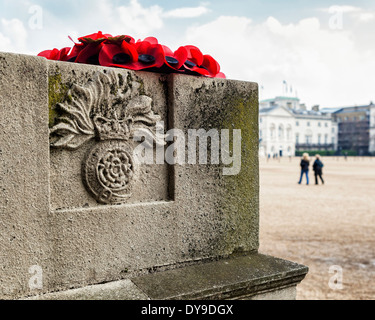 Dettaglio del Royal Naval Division Memorial progettato da Edwin Luytens e papavero rosso corona - la sfilata delle Guardie a Cavallo, London, Regno Unito Foto Stock