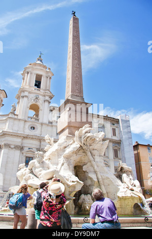 Obelisco Agonale e Quattro Fiumi della fontana; Fontana dei Quattro Fiumi; Piazza Navona, Roma Foto Stock