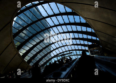 Regno Unito, Londra : Il J P Morgan edificio a Canary Wharf è raffigurato all'interno della stazione della metropolitana di Londra il 10 aprile, 2014. Foto Stock