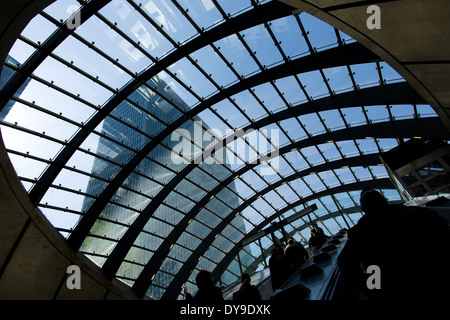 Regno Unito, Londra : Il J P Morgan edificio a Canary Wharf è raffigurato all'interno della stazione della metropolitana di Londra il 10 aprile, 2014. Foto Stock