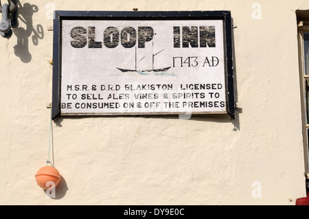 Bub firmare il Sloop Inn Porthgain Pembrokeshire Wales Cymru REGNO UNITO GB Foto Stock