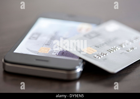 Carta di Credito in appoggio sullo smartphone Foto Stock