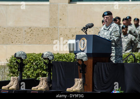 US Army Lt. Gen. Mark A. Milley, Comandante generale del III Corps parla durante una cerimonia commemorativa per i tre soldati uccisi e 16 feriti in una pistola rampage con un compagno soldato Aprile 9, 2014 in Fort Hood, Texas. Foto Stock