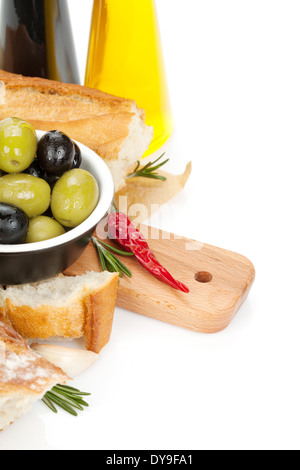 Il cibo italiano antipasto di olive, pane e spezie. Isolato su sfondo bianco Foto Stock