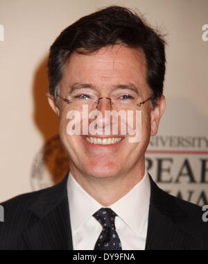 Aprile 10, 2014 - rete di CBS ha annunciato la sostituzione per i messaggi in uscita "Late Show' host D. Letterman. STEPHEN COLBERT, la cui satirico di "Colbert Report " sulla centrale di commedia compete nello stesso time slot, ha atterrato il ricercato gig. Nella foto: 21 Maggio 2012 - New York New York, Stati Uniti - Stephen Colbert assiste la settantunesima annuale di Peabody Awards tenutosi presso il Waldorf Astoria Hotel. (Credito Immagine: © Nancy Kaszerman/ZUMA filo/ZUMAPRESS.com) Foto Stock