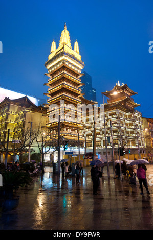 Illuminata pagoda buddista di Tempio di Jing'an (Tempio di Pace e di tranquillità) sulla West Nanjing Road a Shanghai in Cina Foto Stock