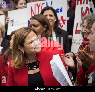 Della Città di NY parlare del Consiglio Melissa Mark-Viverito parla sui gradini della City Hall di New York Foto Stock