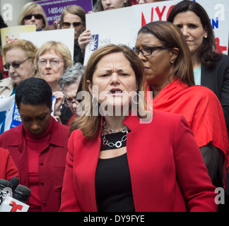 Della Città di NY parlare del Consiglio Melissa Mark-Viverito parla sui gradini della City Hall di New York Foto Stock