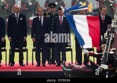 Città del Messico. Decimo Apr, 2014. Il Presidente messicano Enrique Peña Nieto (terza R) e il Presidente francese Francois Hollande (2 L) a prendere parte alla cerimonia di benvenuto ufficiale per il francese leader, detenuto nel Campo di Marte in Città del Messico, capitale del Messico, il 10 aprile 2014. Francois Hollande arrivato per una 2 giorni di visita di Stato in Messico, secondo la stampa locale. Credito: Pedro Mera/Xinhua/Alamy Live News Foto Stock