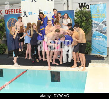 San Antonio, Texas, Stati Uniti d'America. 8 Feb 2014. Alamo Heights nuotatori preparare a lanciare in primo anno di coach DON WALKER in piscina per celebrare la loro sweep della UIL Regione VIII-4A swim meet sabato al blocco centro acquatico. I muli rotto nove regionale e cinque record della scuola. Primo-collocatori in ogni caso, i prossimi otto nuotatori con i migliori tempi finali in generale, e la parte superiore due subacquei anticipo per la UIL stato soddisfare Feb. 21-22 di Austin. ANALIESE DIENER fila superiore inclinato in avanti. © Maria Candee/San Antonio Express-News/ZUMAPRESS.com/Alamy Live News Foto Stock