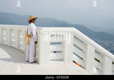 Monaco vietnamita presso la Pagoda della Pace, Pokhara, Nepal. Foto Stock