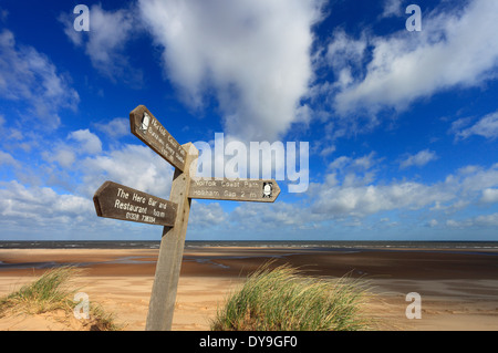 Norfolk Coast path sign on Burnham Overy Beach sulla Costa North Norfolk. Foto Stock