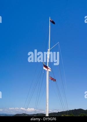 Pennone presso la storica Waitangi Treaty Grounds, Baia delle Isole, Northland e Nuova Zelanda. Foto Stock