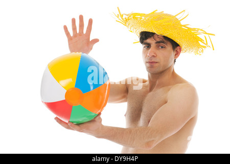 Uomo a mare con molti muscoli e cappello di paglia gettando la sfera Foto Stock