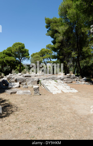 Rovine monumentali propylaia principale Santuario Asklepios (Asclepio) Epidauro Peloponneso Grecia costruito nel 300 A.C. Foto Stock