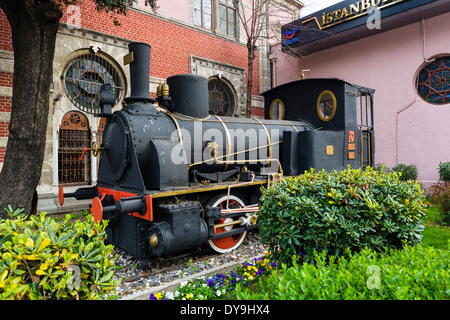 Il vecchio motore di vapore al di fuori della stazione di Sirkeci, ex capolinea orientale dell'Orient Express, quartiere Eminonu, Istanbul, Turchia Foto Stock