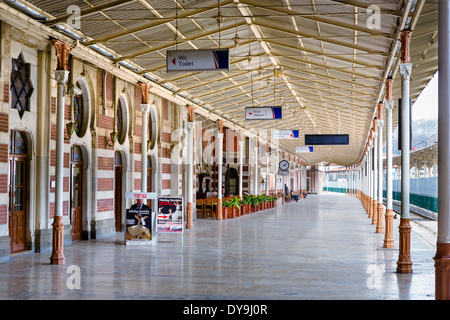 Piattaforma nella parte vecchia della stazione di Sirkeci, ex capolinea orientale dell'Orient Express, quartiere Eminonu, Istanbul, Turchia Foto Stock