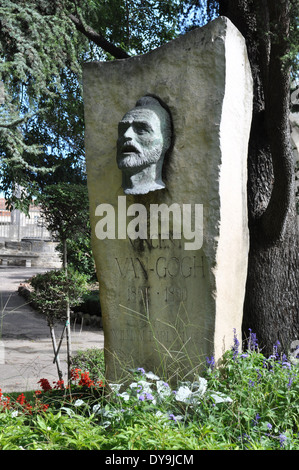 Pietra commemorativa statua testa busto dell'artista olandese Vincent Van Gogh nel parco del teatro romano a Arles Francia Foto Stock