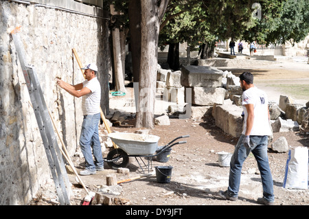 Il francese muratori costruttori ripristinare e ri-punto antiche mura nel teatro romano a Arles Francia Foto Stock