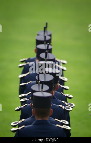 Città del Messico. Decimo Apr, 2014. Cadetti dell'aria College di prendere parte alla cerimonia di benvenuto ufficiale per il Presidente francese Francois Hollande, detenuto nel Campo di Marte in Città del Messico, capitale del Messico, il 10 aprile 2014. Francois Hollande arrivato per una 2 giorni di visita di Stato in Messico, secondo la stampa locale. Credito: Pedro Mera/Xinhua/Alamy Live News Foto Stock