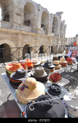 Cappelli in stallo nella parte anteriore del spruced-in pietra-eiettato archi dell'Anfiteatro romano di Arles Francia Foto Stock