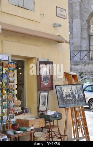 La Maison Jaune Brocante Tourist shop di fronte all'Anfiteatro Romano Arles Francia Foto Stock