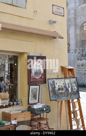 La Maison Jaune Brocante Tourist shop di fronte all'Anfiteatro Romano Arles Francia Foto Stock