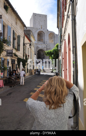 Donna di scattare una foto dell'Anfiteatro romano di Arles Francia Foto Stock