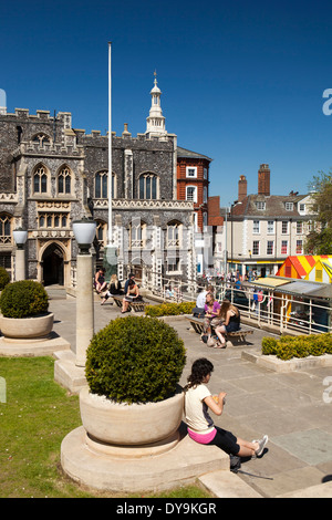 Regno Unito, Inghilterra, Norfolk, Norwich, visitatori sulla terrazza sopra Guildhall e storica città medievale hall Foto Stock