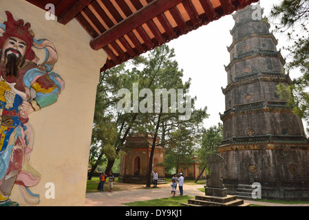 Thien Mu Pagoda, visto anche se archway al cortile interno della pagoda Thien Mu in tonalità, Vietnam Foto Stock