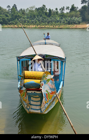 Sampan utilizzato per le gite in barca sul fiume Perfume lasciando la banchina di fronte alla Pagoda Thien Mu , Hue, Vietnam Foto Stock