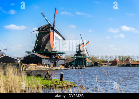 Vista dei due mulini a vento di Zaanse Schans vicino ad Amsterdam Foto Stock