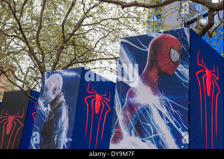 Leicester Square, Londra, UK, 10 aprile 2014. La folla si riuniscono intorno i pannelli pubblicitari per vedere le stelle di 'The Amazing Spider-Man 2' film che stava avendo la sua premiere mondiale. Credito: Stephen Chung/Alamy Live News Foto Stock