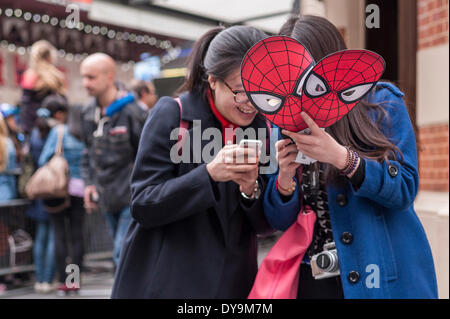 Leicester Square, Londra, UK, 10 aprile 2014. La folla si riuniscono per vedere le stelle di 'The Amazing Spider-Man 2' film che stava avendo la sua premiere mondiale. Queste due ragazze sono stati eccitati per scattare una foto della loro fumetto supereroistico. Credito: Stephen Chung/Alamy Live News Foto Stock