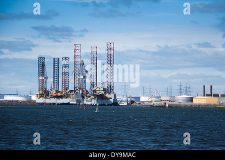 Sollevare con un martinetto la perforazione Ensco 70 e 80 TERRC Hartlepool facility sul Fiume Tees per ispezione e riparazione Foto Stock