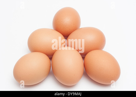 A forma di piramide di uovo di pollo pila, isolato su sfondo bianco Foto Stock