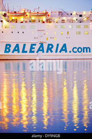 Balearia ferry in attesa di discostarsi dal porto di Denia a Isole Baleari. Denia. Alicante. Spagna Foto Stock