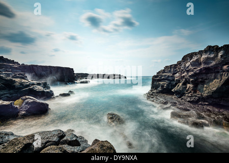 La roccia vulcanica sulla costa di Hachijojima, Giappone. Foto Stock