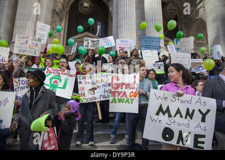 La città di New York, Stati Uniti d'America. 10 Aprile, 2014. Scuola pubblica i genitori, gli studenti, i membri della Comunità e gli insegnanti protesta Gov. Cuomo & legislatore dello stato spostando i fondi necessari e risorse di charter per le scuole che rappresentano solo il 3 per cento degli studenti, specialmente che Wall Street e il settore aziendale sono parzialmente loro finanziamento con un occhio sui profitti. Alcune carte di vedere come spostare capitalista verso la privatizzazione di mettere in pericolo la pubblica istruzione. Foto Stock