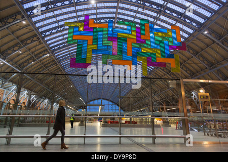 La terrazza fili installazione 'Chromolocomotion' dall'artista David Batchelor alla Stazione di St Pancras, London Foto Stock