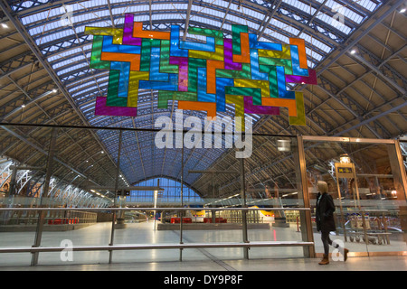 La terrazza fili installazione 'Chromolocomotion' dall'artista David Batchelor alla Stazione di St Pancras, London Foto Stock