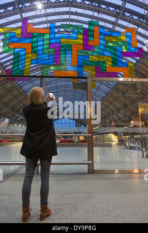 La terrazza fili installazione 'Chromolocomotion' dall'artista David Batchelor alla Stazione di St Pancras, London Foto Stock