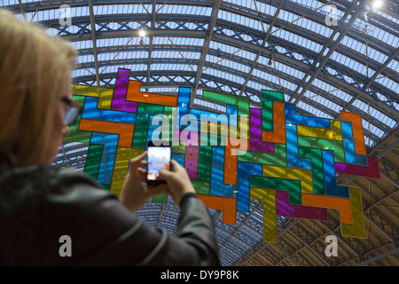 La terrazza fili installazione 'Chromolocomotion' dall'artista David Batchelor alla Stazione di St Pancras, London Foto Stock