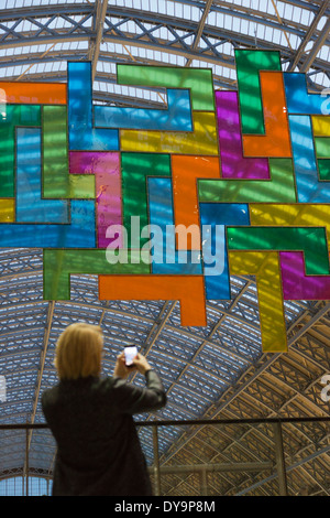 La terrazza fili installazione 'Chromolocomotion' dall'artista David Batchelor alla Stazione di St Pancras, London Foto Stock