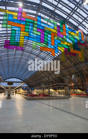 La terrazza fili installazione 'Chromolocomotion' dall'artista David Batchelor alla Stazione di St Pancras, London Foto Stock