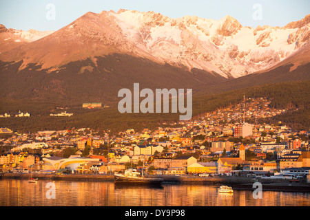 Alba sopra la città di Ushuaia che è la capitale di Tierra del Fuego in Argentina è la più meridionale delle città nel mondo e il punto di partenza per escursioni in Antartide. Foto Stock