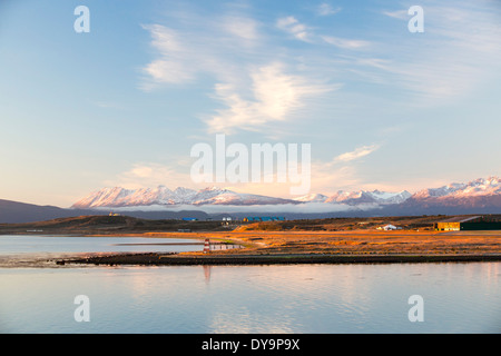 Arti marziali mountain range in alba la luce nella città di Ushuaia che è la capitale di Tierra del Fuego in Argentina Foto Stock